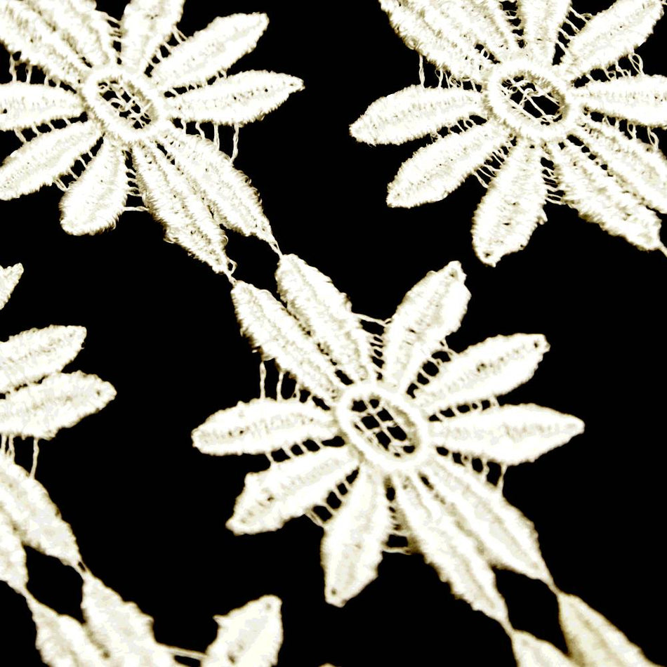 Lace Guipure Trim w Large Daisies