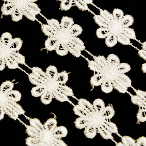 Lace Guipure Trim w Small Daisies